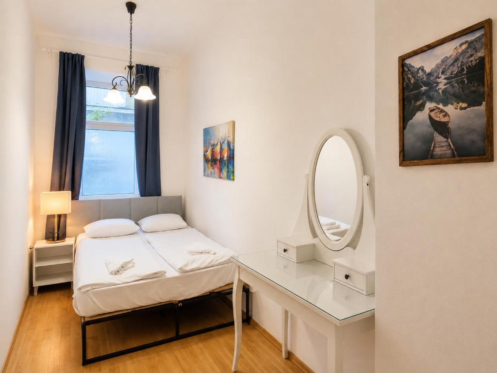 Cozy 1BR Apt with Living Room & Garden Included