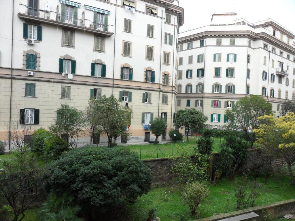 ローマにあるSuite 59 romeholidayhomeの大きな建物2棟と公園を望む