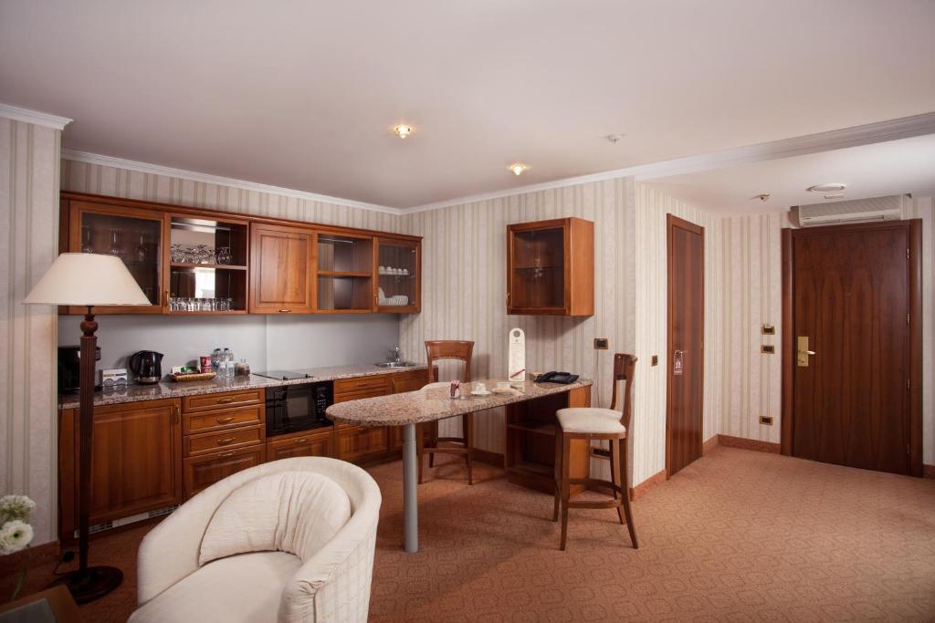 Kuchyň nebo kuchyňský kout v ubytování Hotel Otrada