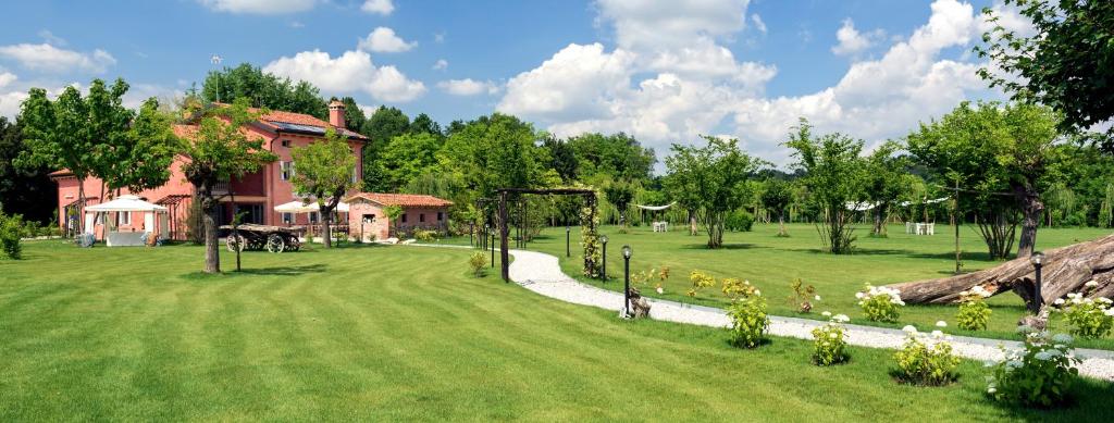 a large yard with a house and a tree at Locanda Acciuga MM in Piazzola sul Brenta