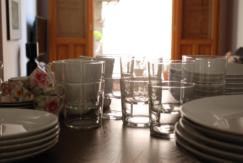 un tavolo di legno con bicchieri e piatti di Lonja Valencia Flats a Valencia