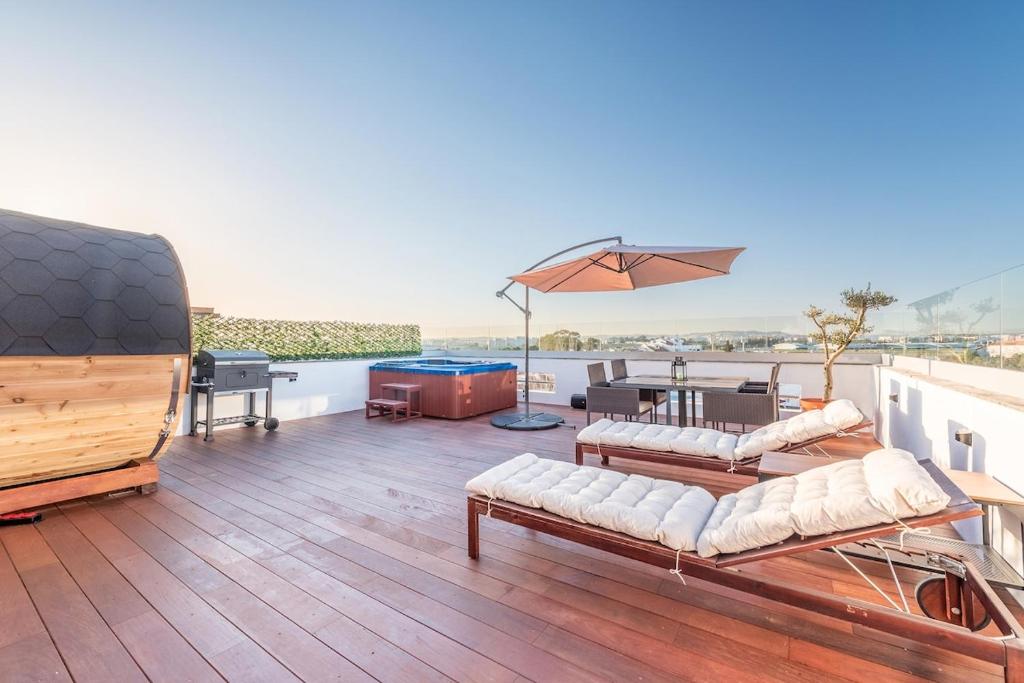 Vita Portucale ! Private Rooftop Retreat with Sauna & Jacuzzi