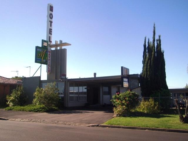 紐卡索的住宿－梅菲爾德汽車旅館，前面有标志的建筑