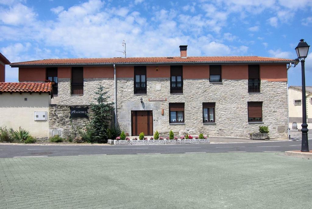 un gran edificio de piedra en el lateral de una calle en Agroturismo Abaienea en Vitoria