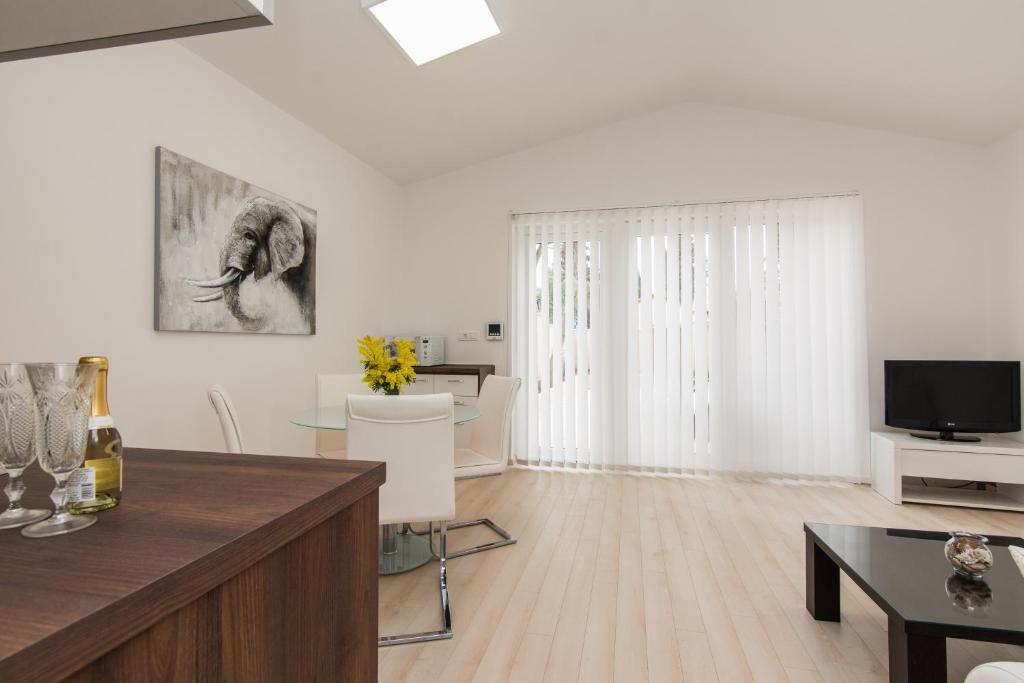 Televízia a/alebo spoločenská miestnosť v ubytovaní Eden Apartments