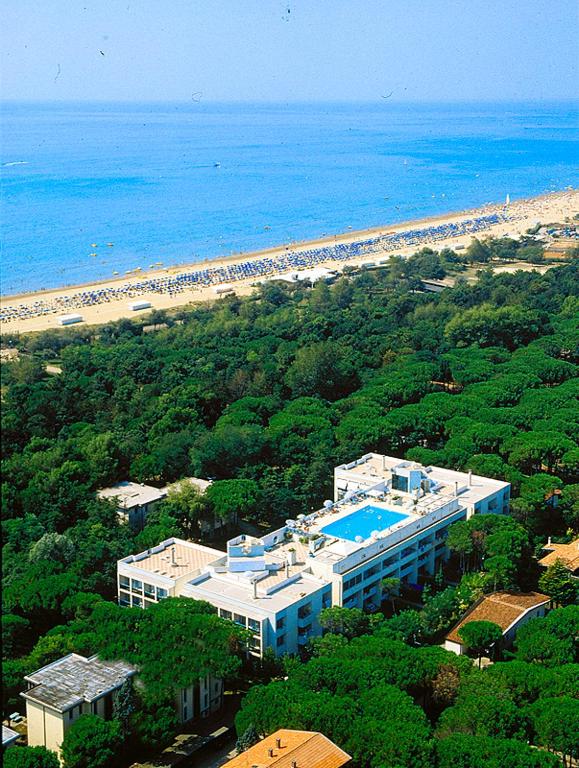 an aerial view of a building and the beach at Apartment Pine Wood in Bibione