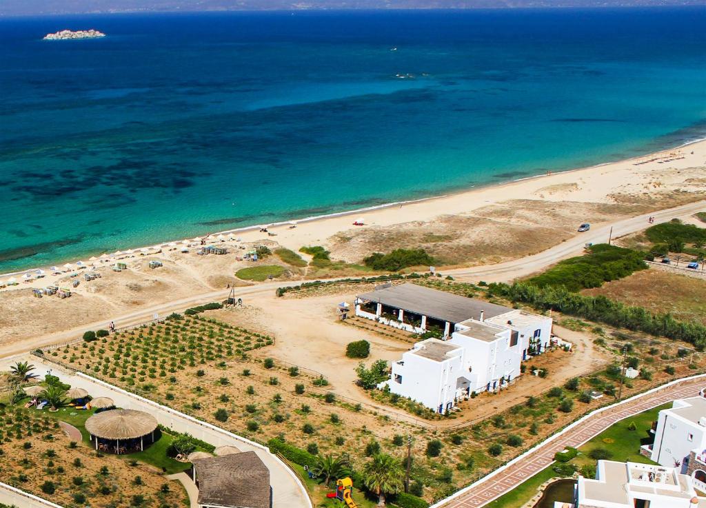 una vista aérea de una playa y un edificio blanco en Aronis Plaka Naxos, en Plaka