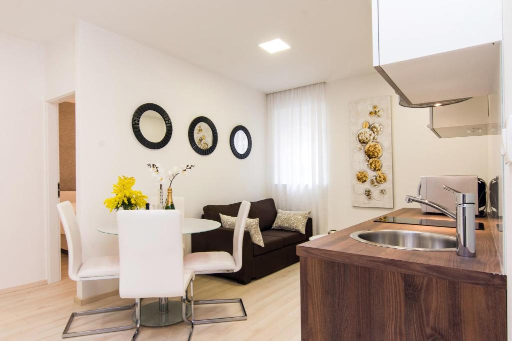 Kuchyňa alebo kuchynka v ubytovaní Eden Apartments