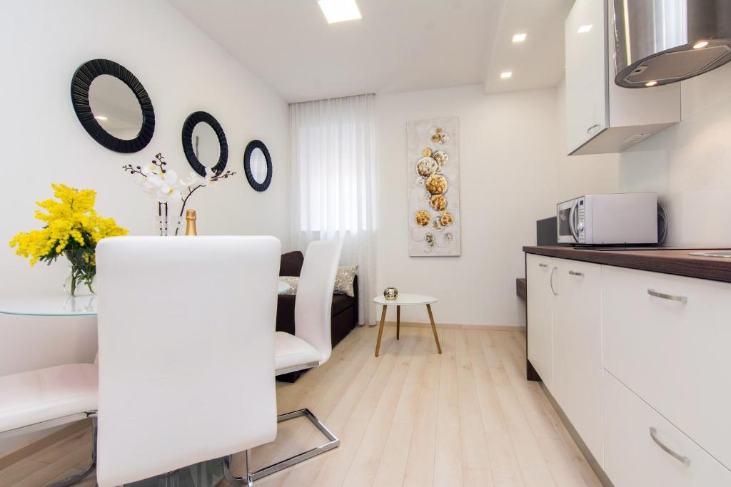 Kuchyňa alebo kuchynka v ubytovaní Eden Apartments