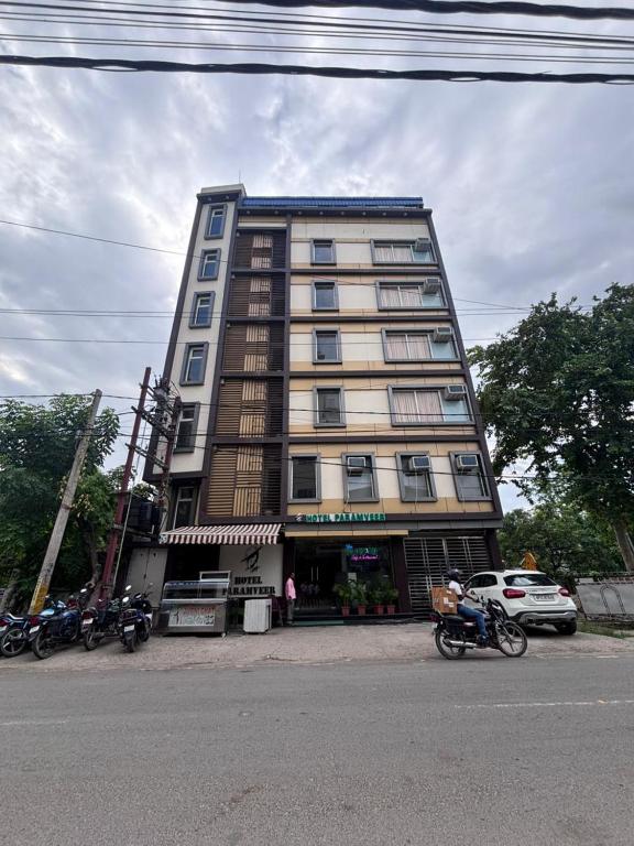 Hotel Paramveer - Housity
