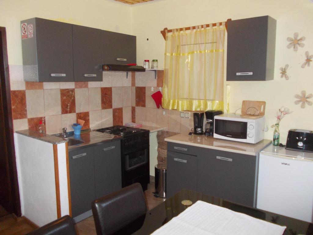 Kuchyň nebo kuchyňský kout v ubytování Apartments Pavlić