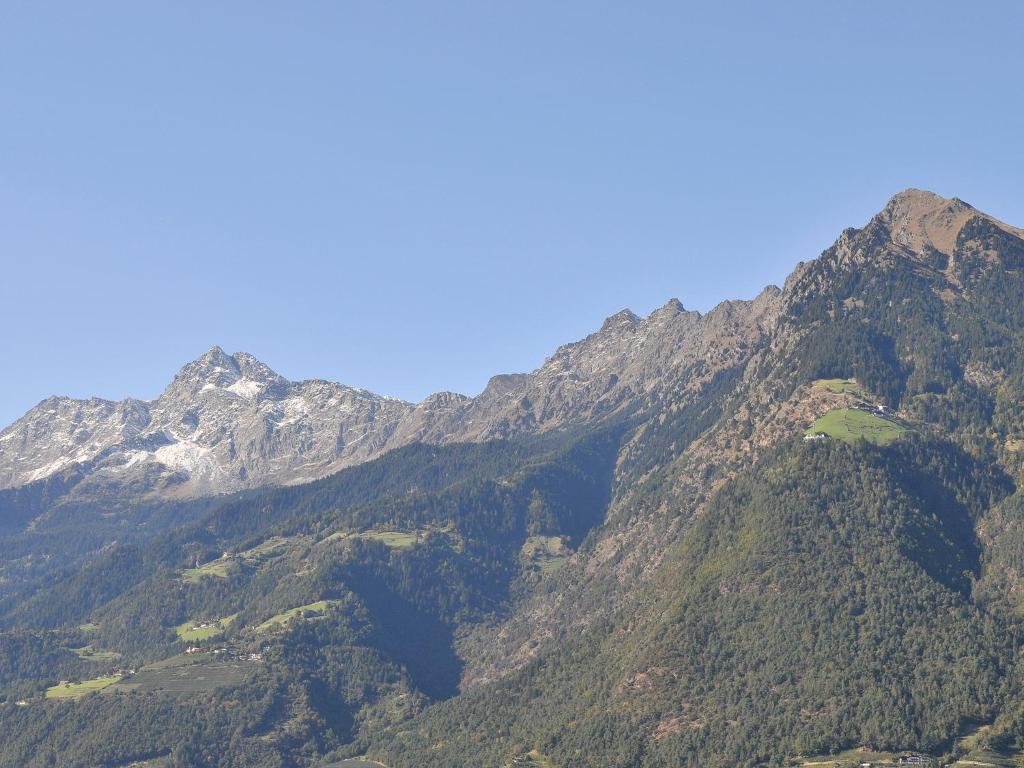 a view of a mountain range with a blue sky at Haus Gilli in Lagundo