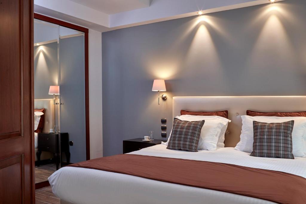 Postel nebo postele na pokoji v ubytování Ava Hotel and Suites