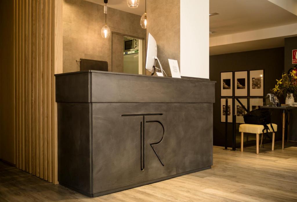 a reception desk with a letter r on it at Hotel Boutique Teatro Romano in Málaga