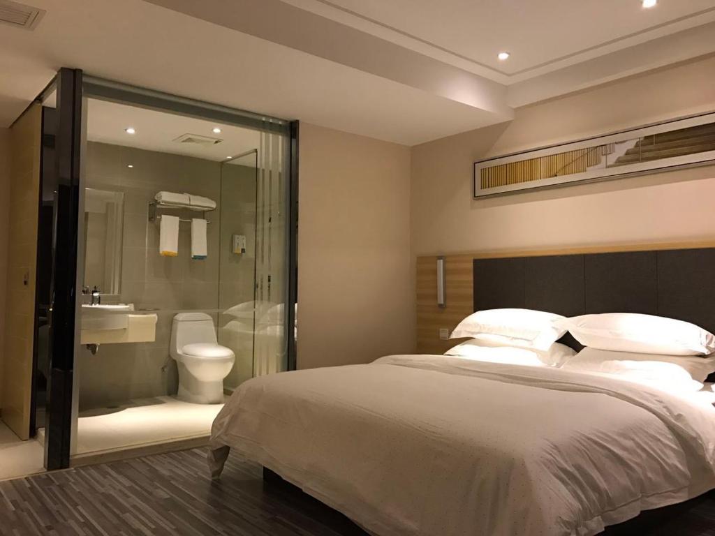 Postel nebo postele na pokoji v ubytování Hotel Pomelo Premier 西柚臻选武昌站酒店