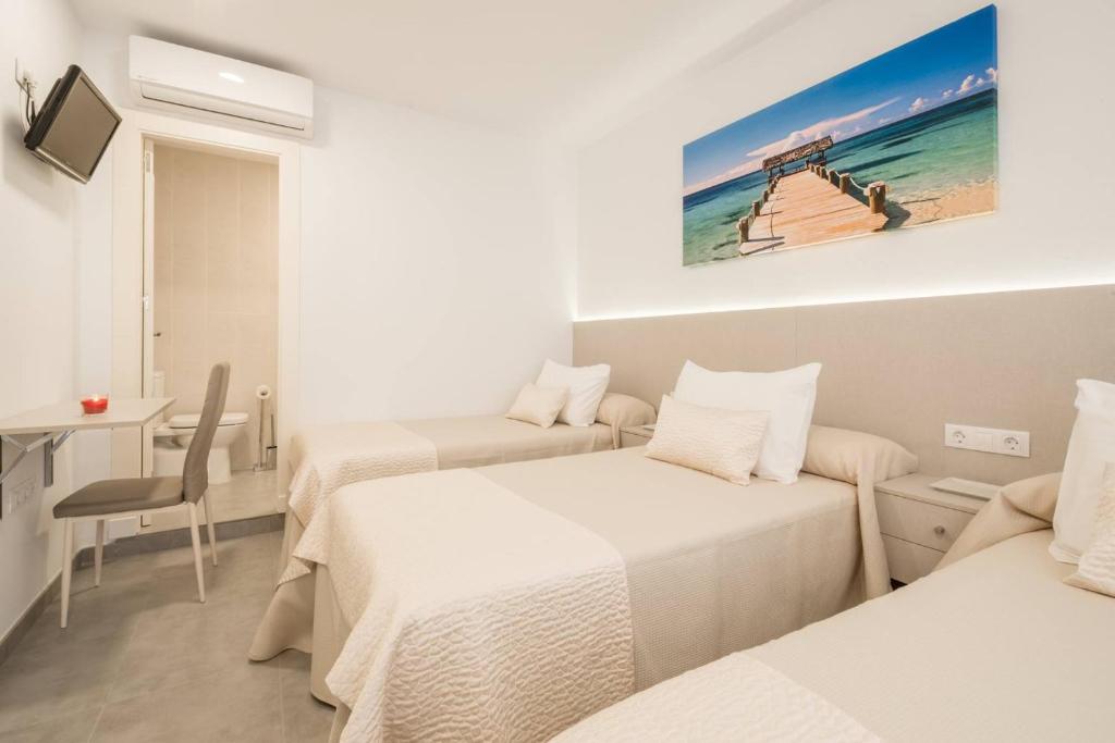 Posteľ alebo postele v izbe v ubytovaní Hostal Romerito