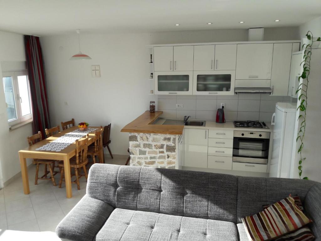 Kuchyň nebo kuchyňský kout v ubytování Apartment Leon