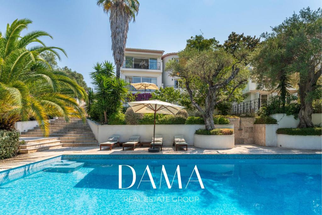 Modern villa with pool, garden, 4 bedrooms