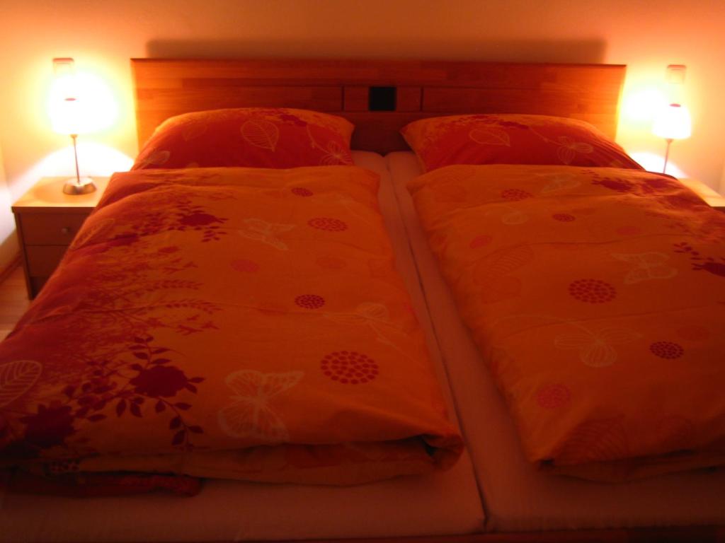 dos camas sentadas una al lado de la otra en un dormitorio en Parahotel, en Garmisch-Partenkirchen