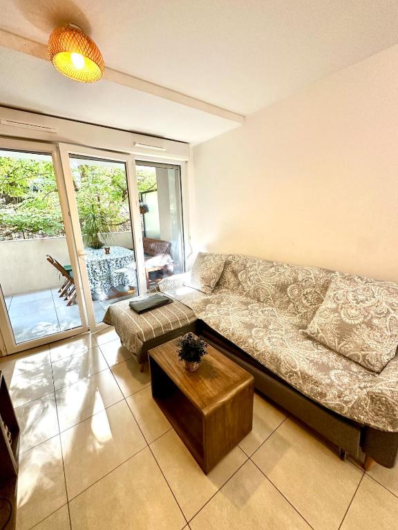 Studio calme et climatisé avec terrasse