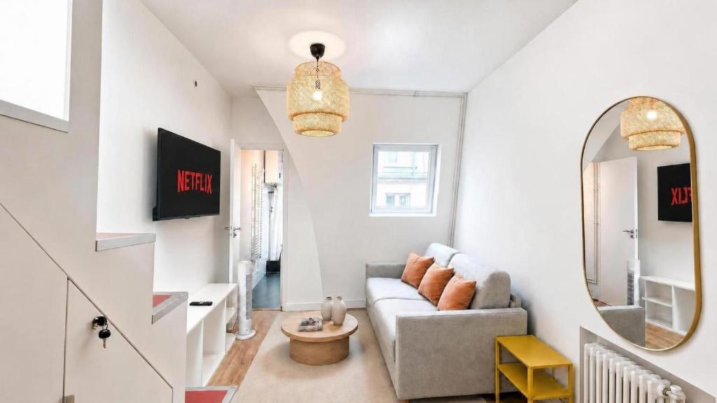 Latin Quarter Charming Mezzanine Studio with Netflix