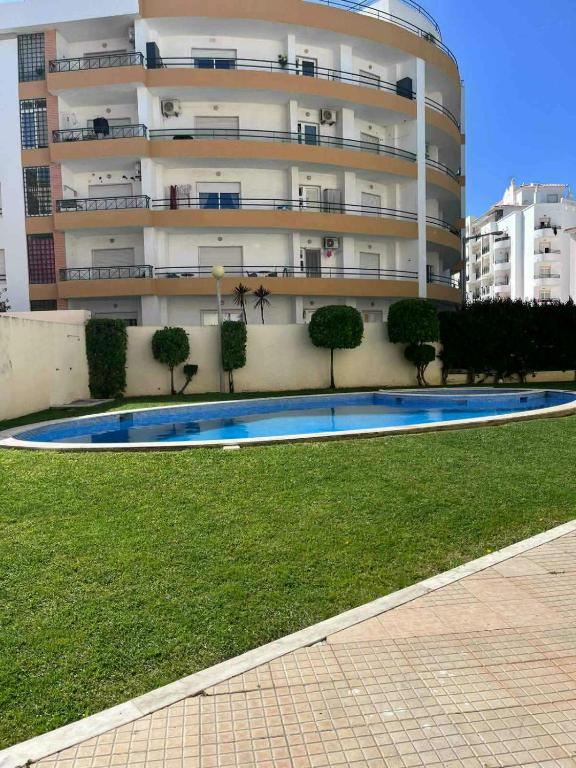 Apartamento - Condomínio privado - Piscina e Garagem