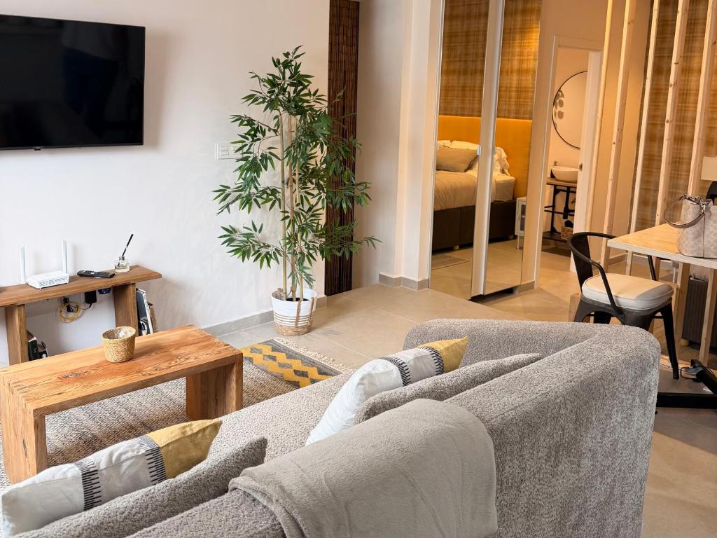 Newly renovated studio with Swimming Pool