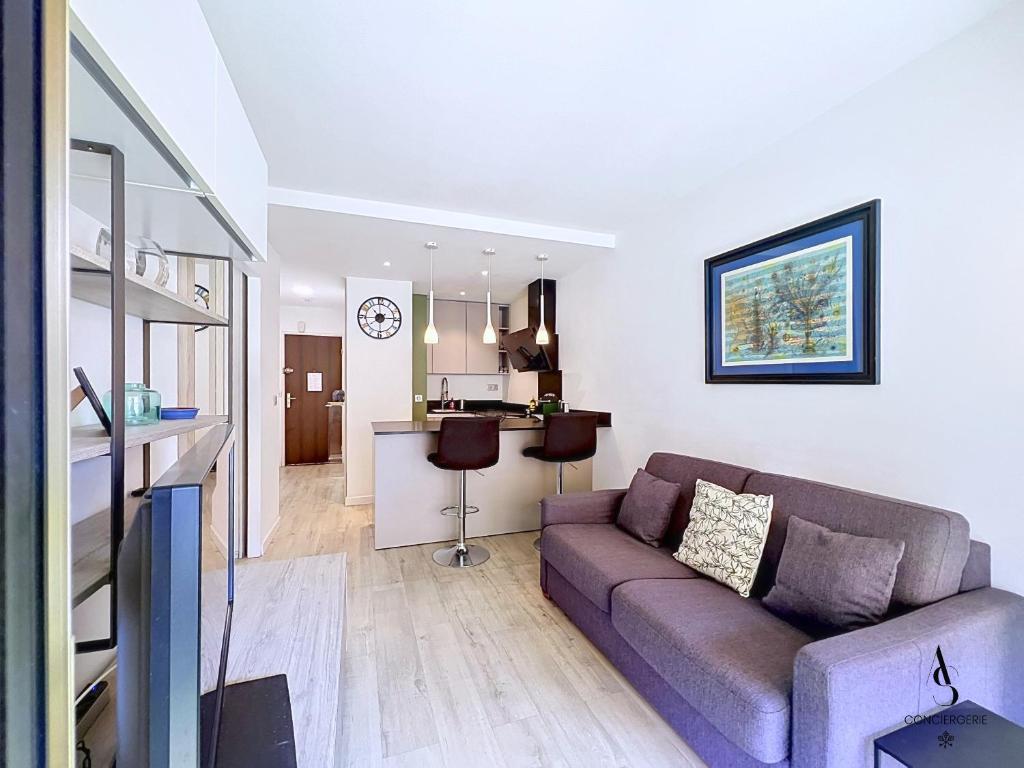 Le City 1BR 500m Palais AC