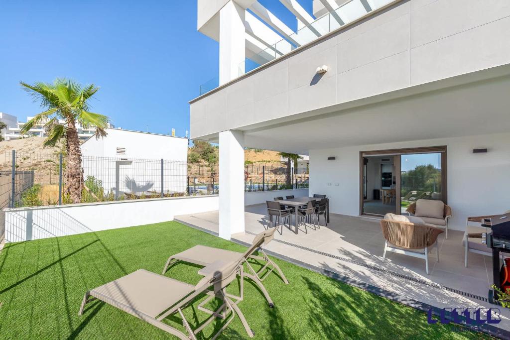 Casa Azahar Luxury 3 Bedroom Apartment with Pool and Gym in Estepona