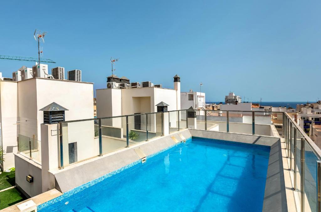 Apartment Royal II with Rooftop Pool -by Welcomely