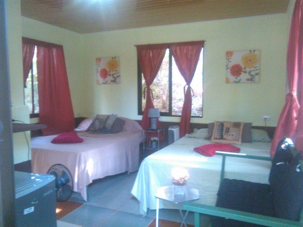 Postel nebo postele na pokoji v ubytování Villa De Los Monos, casitas equipadas en Guanacaste