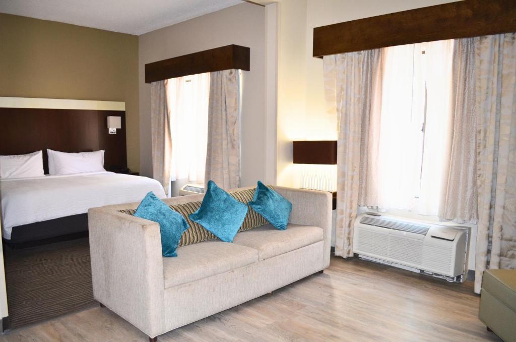 Holiday Inn El Paso Airport, an IHG Hotel - 