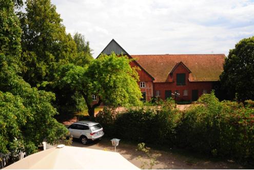 un coche aparcado frente a una casa en Hotel Schäferhof, en Bückeburg