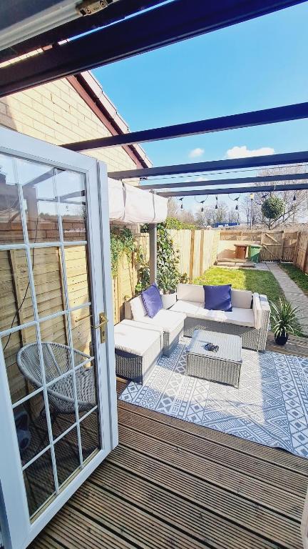Beautiful 2bed house with garden, walking distance to town - FREE parking - Housity