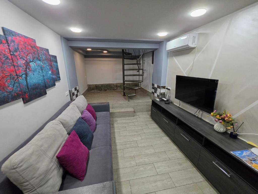 لابی و فضای عمومی Royal Apartment 3 - تصویر ۵