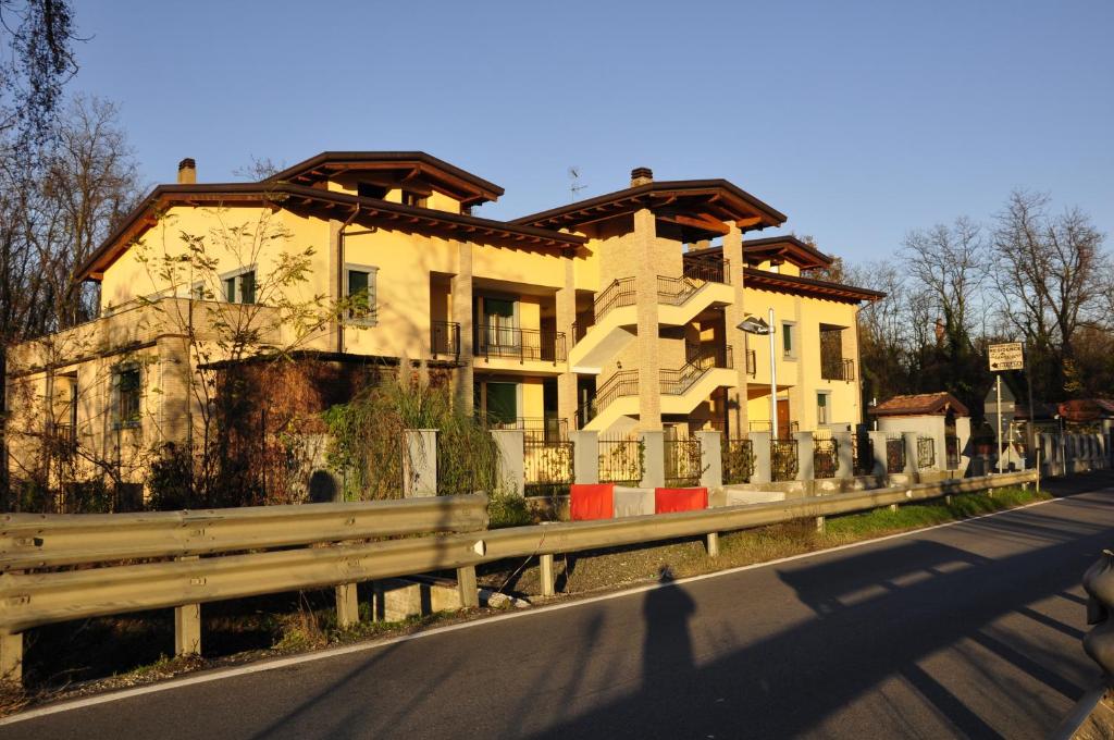 une maison assise sur le côté d'une route dans l'établissement Residence San Prospero, à Garbagnate Milanese