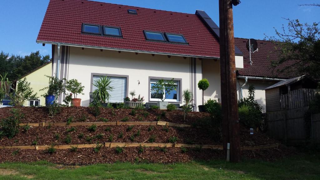 uma casa branca com um telhado vermelho em Haus Rosy Ferienwohnung em Stubenberg