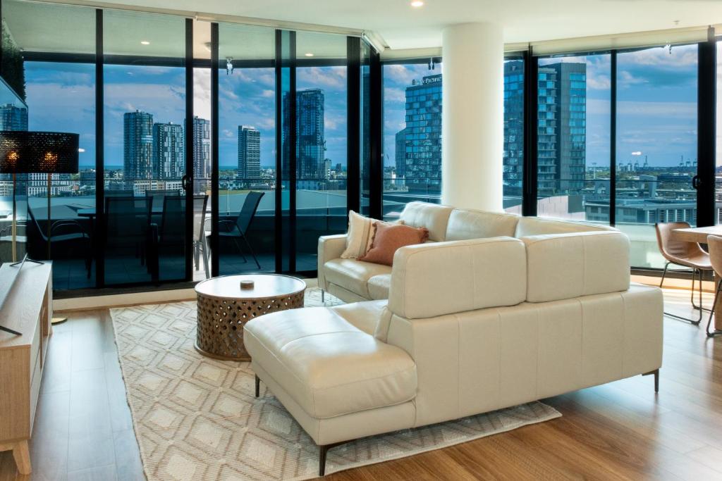 Waterfront Melbourne Apartments - Three-Bedroom Executive Apartment With River View