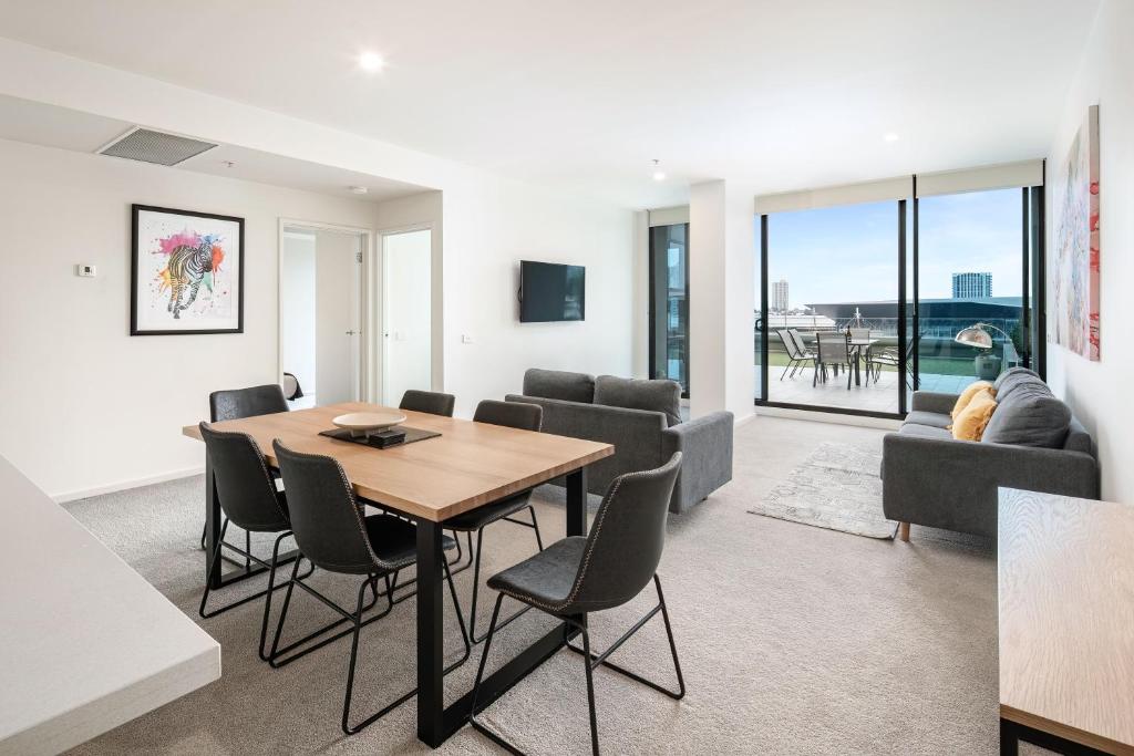 Waterfront Melbourne Apartments - Three-Bedroom Apartment River View
