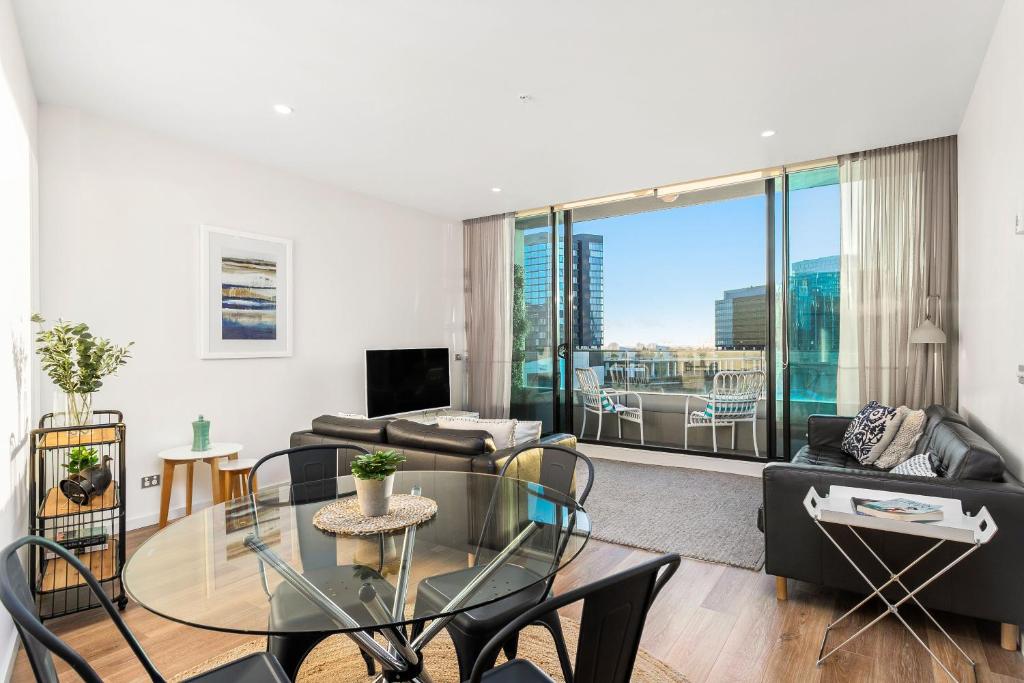 Waterfront Melbourne Apartments - Two-Bedroom Executive Apartment With River View