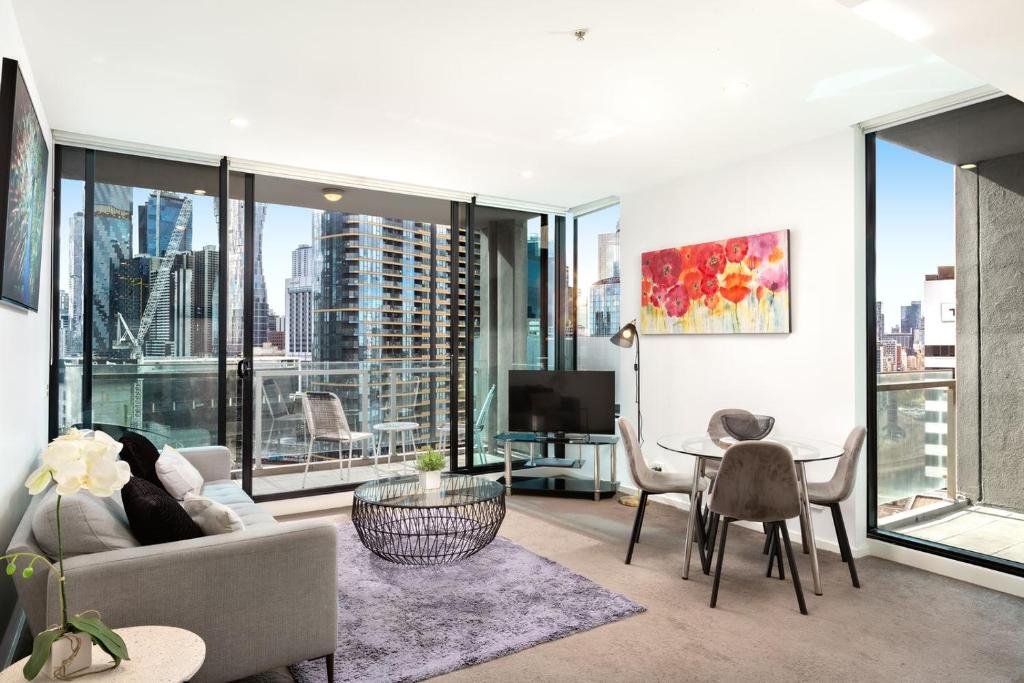 Waterfront Melbourne Apartments - One-Bedroom Apartment With City View