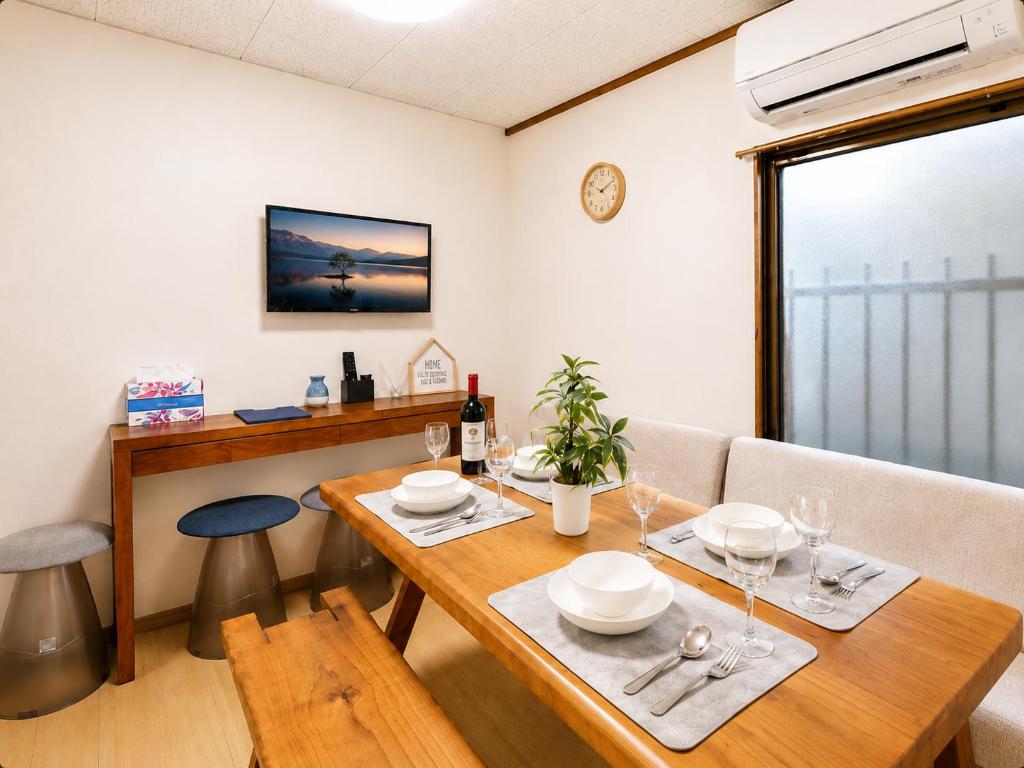 Large Traditional Japanese House Near Osaka Castle 4BR 2 Baths Sleeps 10