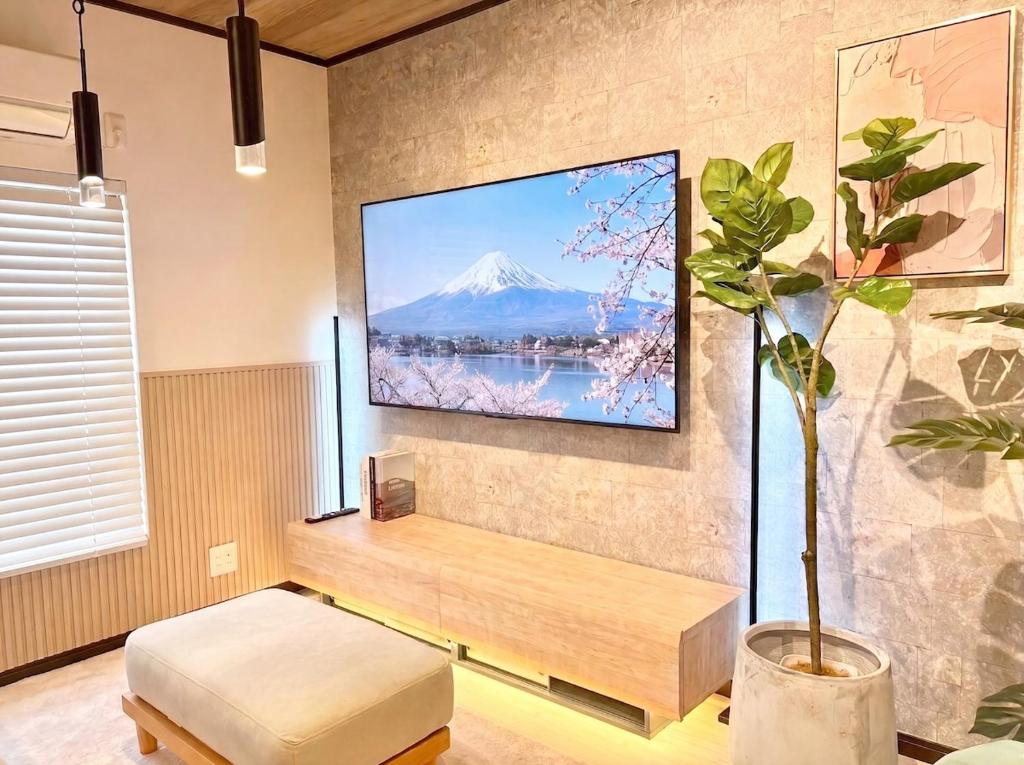2 min walk to the station, 2 min by train to Skytree, can accommodate 6 ppl, Fully renovated detached house