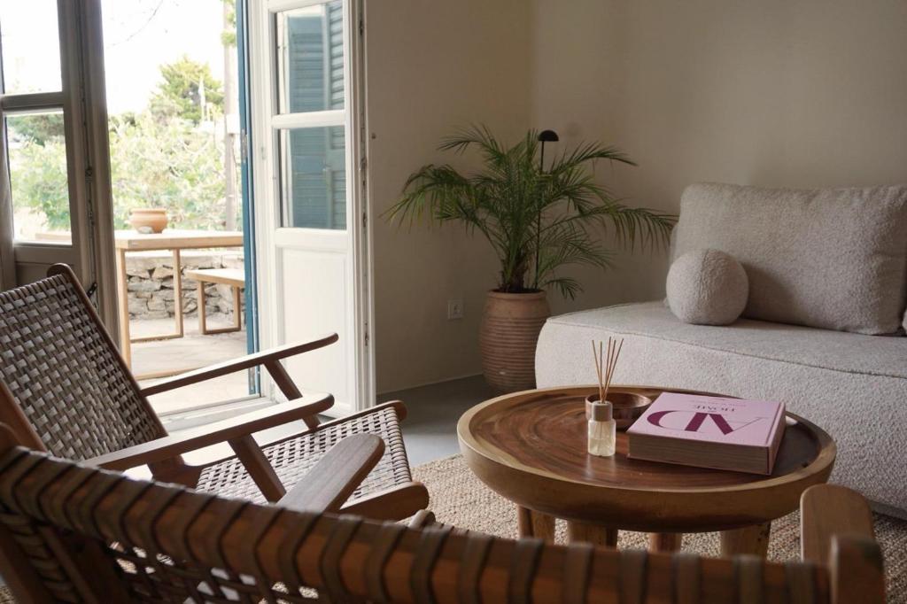 Nēso - Stylish Poolside Escape for 6 in Mykonos Town