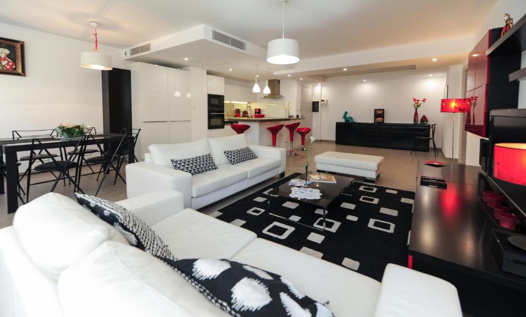 un salon avec des canapés blancs et une table dans l'établissement Nice Étoile Grand Suite Five stars Holiday House, à Nice