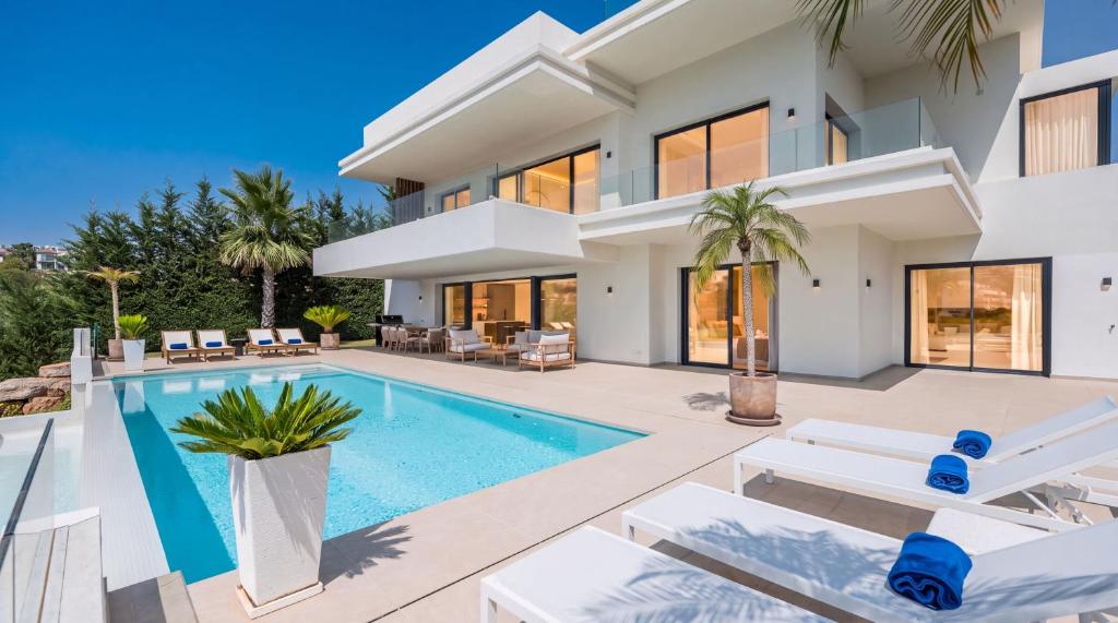 VACATION MARBELLA I Villa Status, Private Pool, BBQ, Rooftop Terrace, 5 BDRS, Luxury Villa, 5min to the Beach