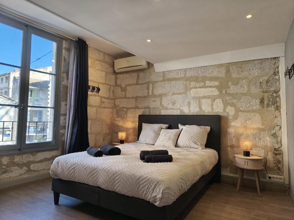 Le Mistral, appartement climatisé intramuros avec terrasse , proche palais des papes et pont d'Avignon