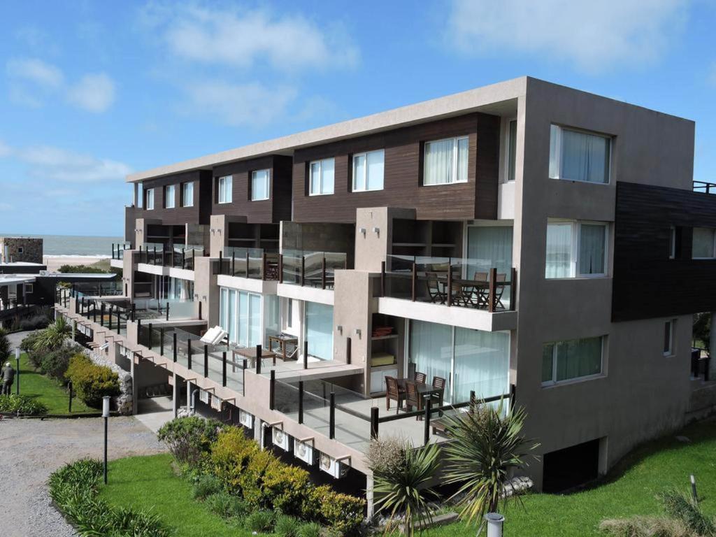 un edificio de apartamentos con balcones y el océano al fondo en Linda Bay 522 y 506 en Mar de las Pampas