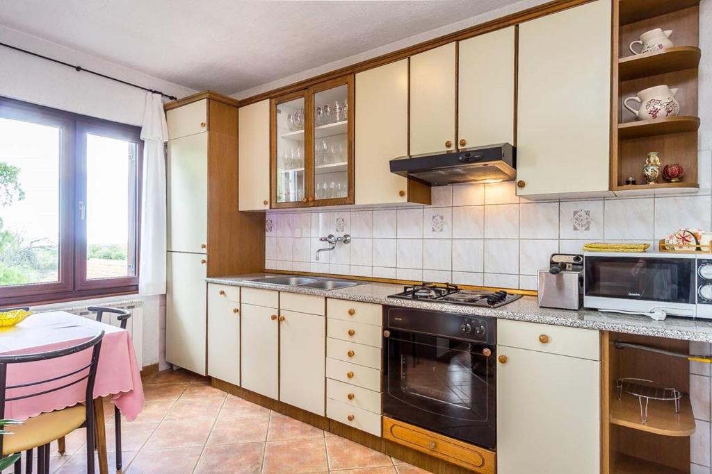 Kuchnia lub aneks kuchenny w obiekcie Apartment Stelia