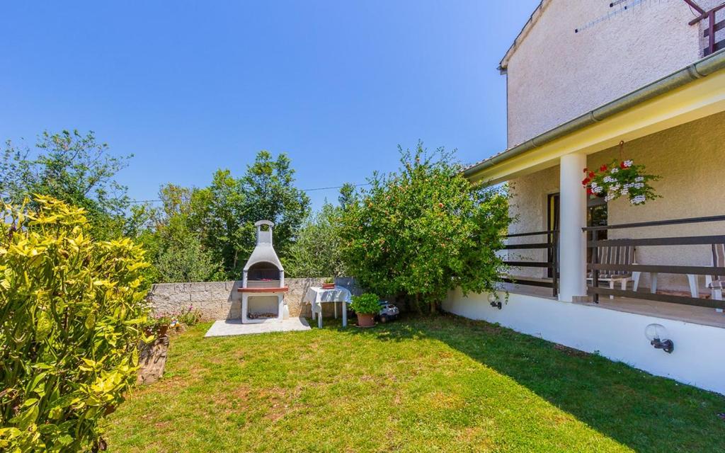 a backyard of a house with a small stove at Apartment Eli in Banjole